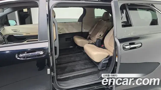 Toyota Sienna 2021 — ფოტო 14/34