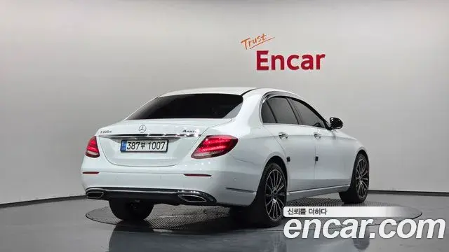 Mercedes-Benz E-Class 2018 — Photo 8/35
