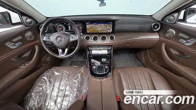 Mercedes-Benz E-Class 2018 — Photo 17/35