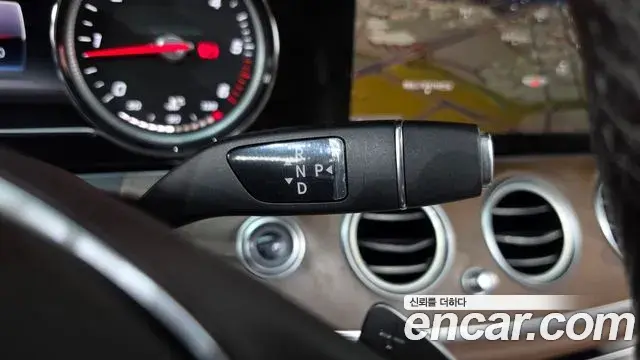 Mercedes-Benz E-Class 2018 — Photo 15/35