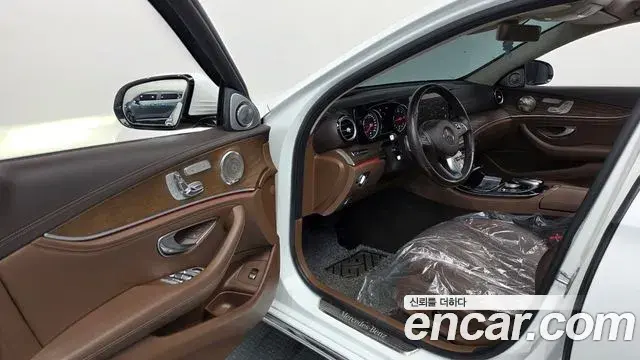 Mercedes-Benz E-Class 2018 — Photo 4/35