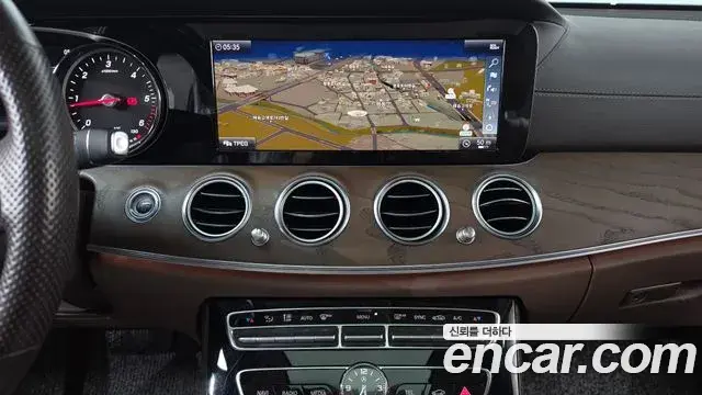 Mercedes-Benz E-Class 2018 — Photo 11/35