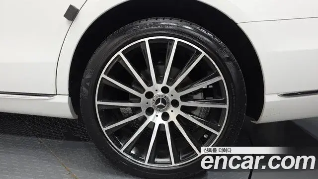 Mercedes-Benz E-Class 2018 — Photo 26/35