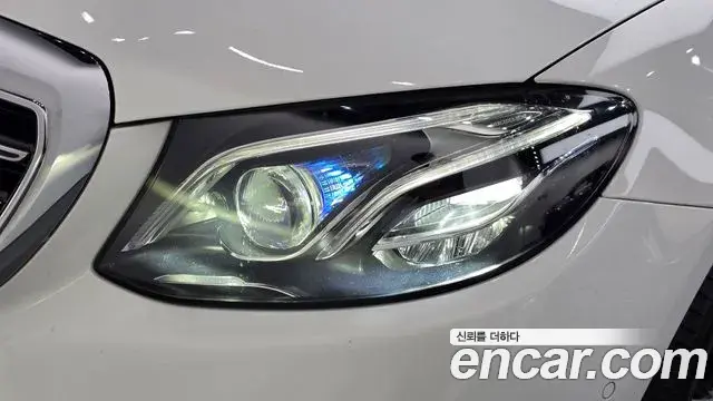 Mercedes-Benz E-Class 2018 — Photo 20/35