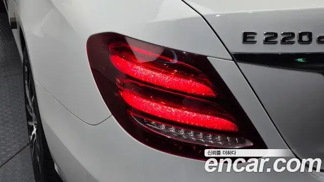 Mercedes-Benz E-Class 2018 — Photo 19/35