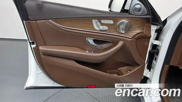 Mercedes-Benz E-Class 2018 — Photo 18/35
