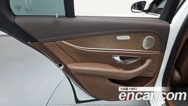 Mercedes-Benz E-Class 2018 — Photo 32/35