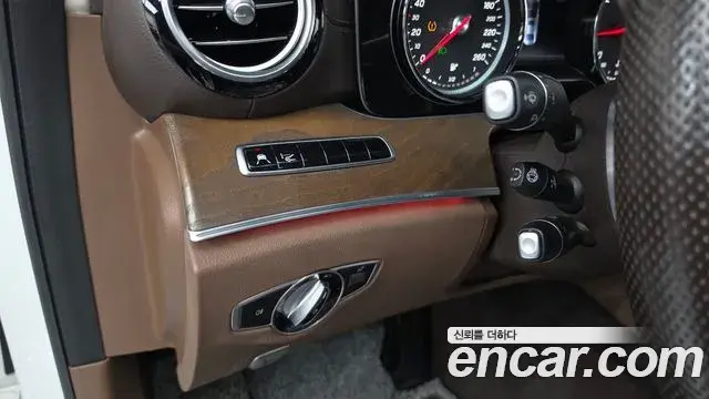 Mercedes-Benz E-Class 2018 — Photo 33/35
