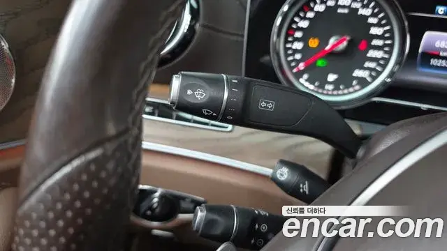 Mercedes-Benz E-Class 2018 — Photo 35/35