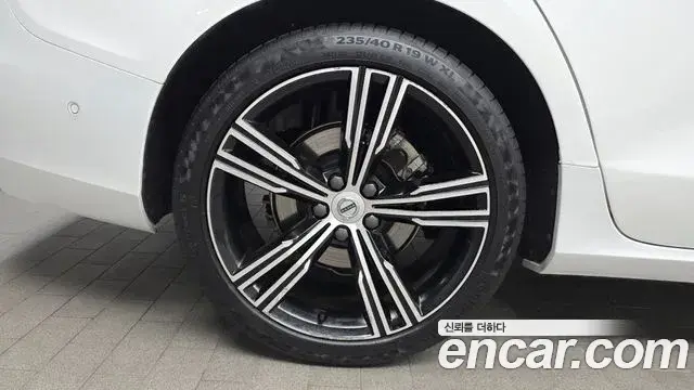 Volvo S60 2021 — Şəkil 30/32