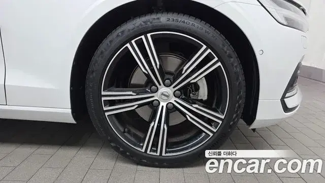 Volvo S60 2021 — Şəkil 22/32