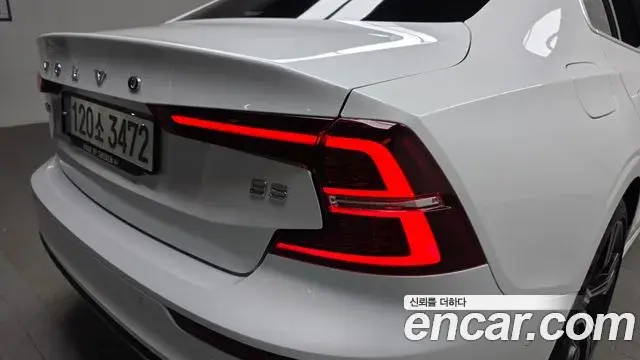 Volvo S60 2021 — Şəkil 17/32