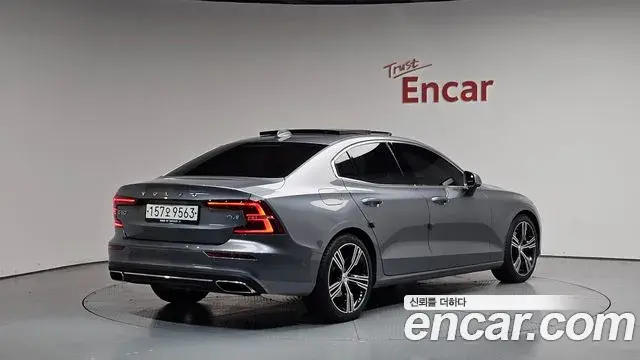 Volvo S60 2019 — Фото 1/20