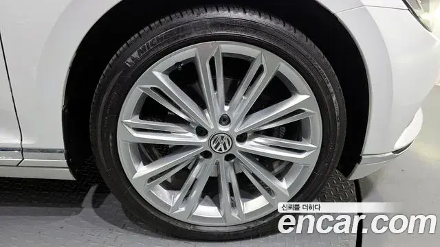 Volkswagen Passat GT 2018 — Photo 34/36