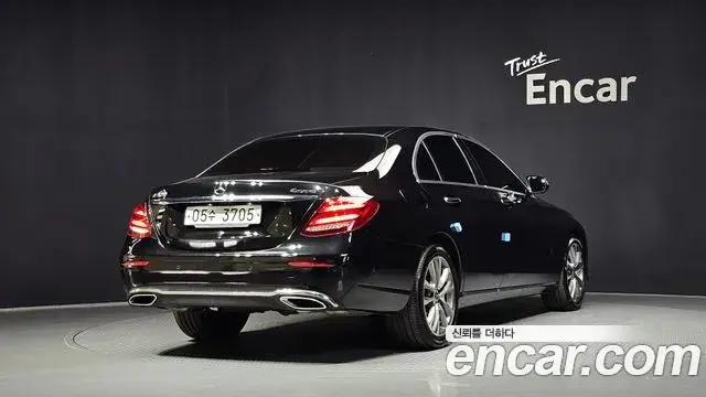Mercedes-Benz E-Class 2018 — ფოტო 17/20