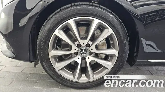 Mercedes-Benz E-Class 2018 — ფოტო 14/20