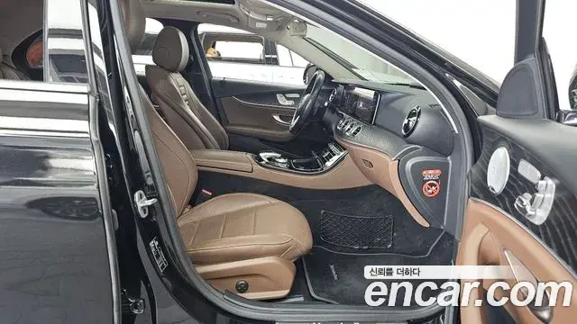 Mercedes-Benz E-Class 2018 — ფოტო 15/20
