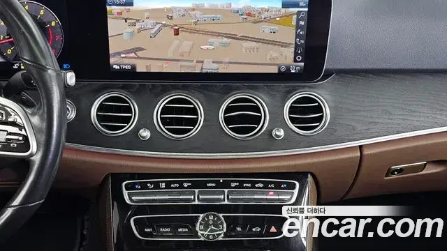 Mercedes-Benz E-Class 2018 — ფოტო 7/20