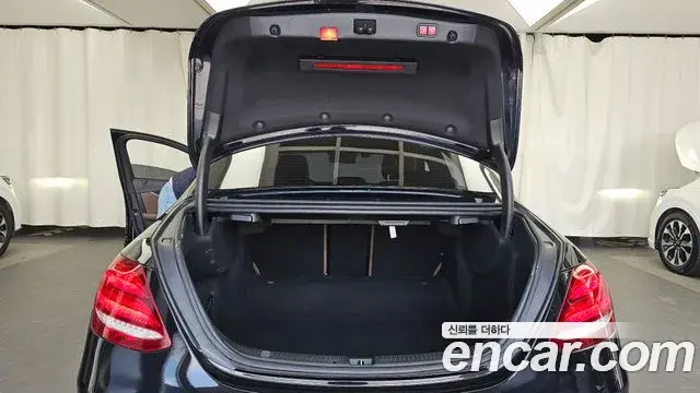 Mercedes-Benz E-Class 2018 — ფოტო 16/20
