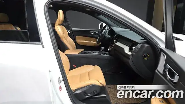 Volvo XC60 2019 — Şəkil 16/20