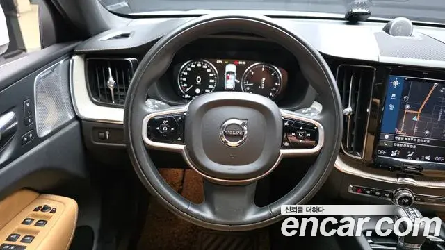 Volvo XC60 2019 — Şəkil 15/20