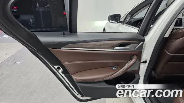 BMW 5 Series 2020 — Şəkil 30/32