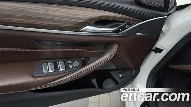 BMW 5 Series 2020 — Şəkil 17/32