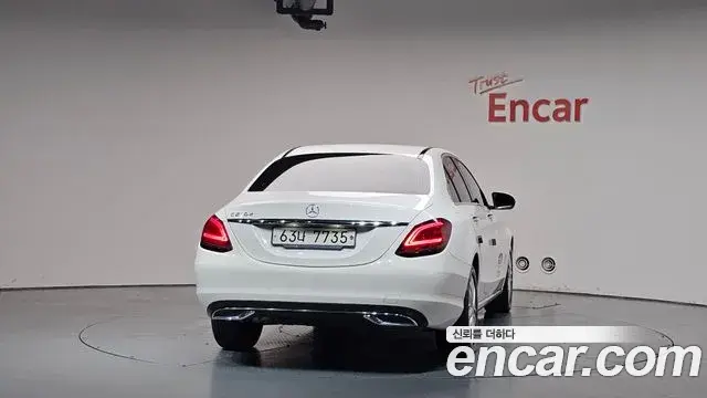 Mercedes-Benz C-Class 2019 — Photo 10/32