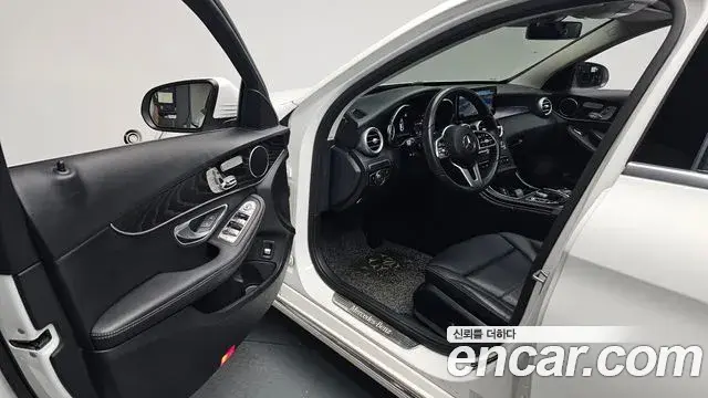 Mercedes-Benz C-Class 2019 — Photo 2/32