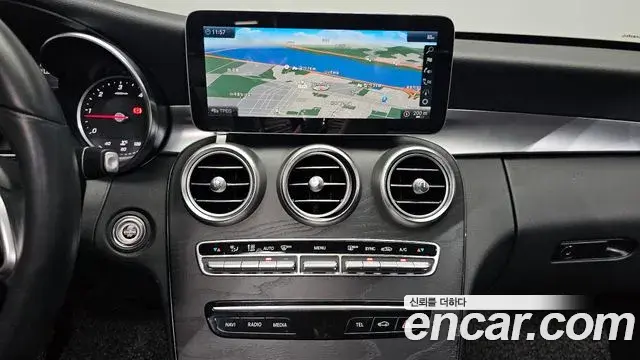Mercedes-Benz C-Class 2019 — Photo 4/32