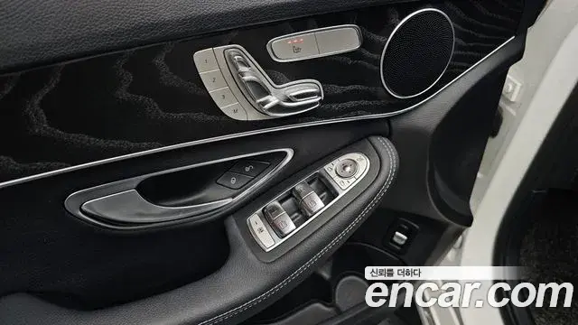 Mercedes-Benz C-Class 2019 — Photo 11/32