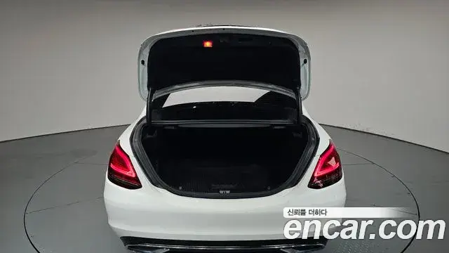 Mercedes-Benz C-Class 2019 — Photo 24/32