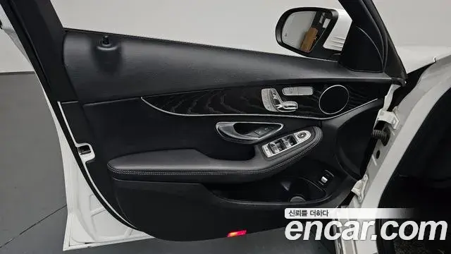 Mercedes-Benz C-Class 2019 — Photo 32/32