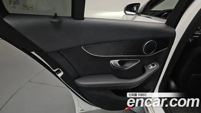 Mercedes-Benz C-Class 2019 — Photo 1/32