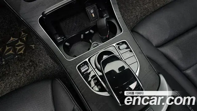 Mercedes-Benz C-Class 2019 — Photo 9/32