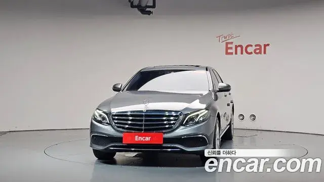 Mercedes-Benz E-Class 2019 — Photo 13/34