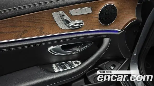 Mercedes-Benz E-Class 2019 — Photo 27/34
