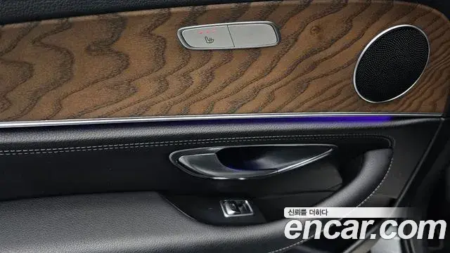 Mercedes-Benz E-Class 2019 — Photo 2/34
