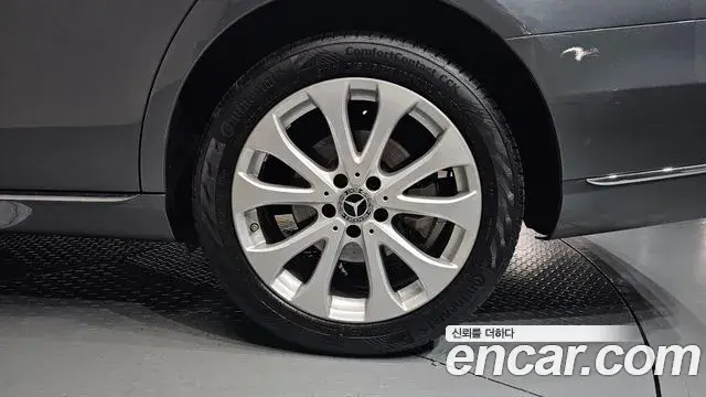 Mercedes-Benz E-Class 2019 — Photo 7/34