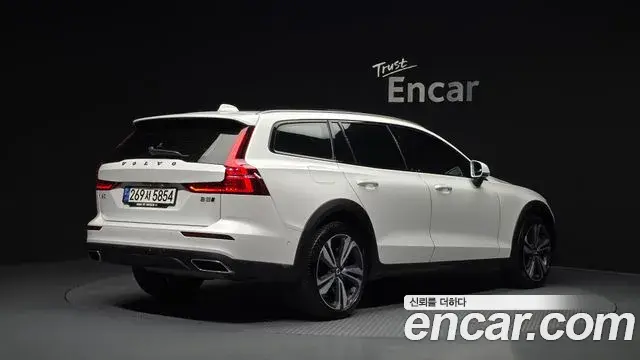 Volvo V60 Cross Country 2021 — ფოტო 15/31