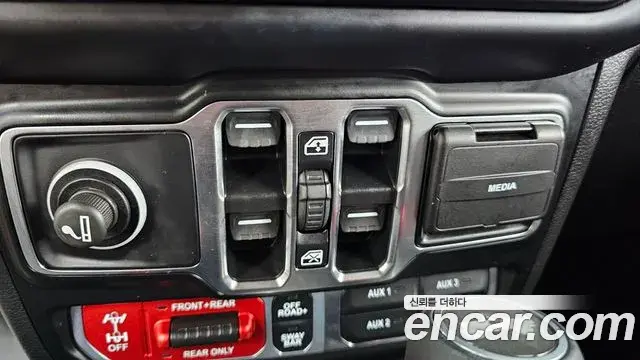 Jeep Wrangler 2021 — Şəkil 13/29