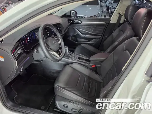 Volkswagen Jetta 2022 — ფოტო 18/19