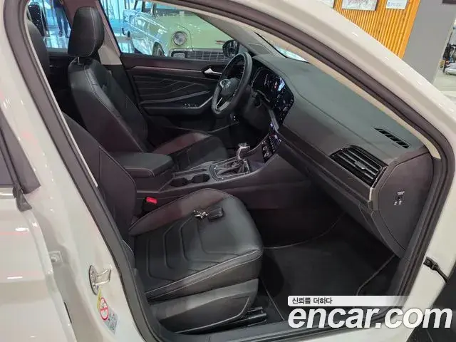 Volkswagen Jetta 2022 — ფოტო 17/19