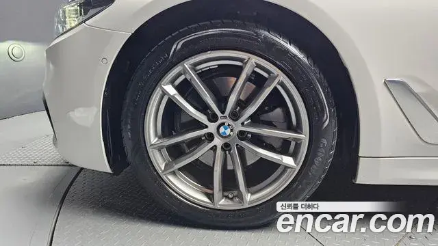 BMW 5 Series 2018 — Photo 8/20