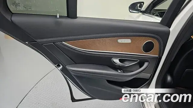 Mercedes-Benz E-Class 2019 — Photo 20/30