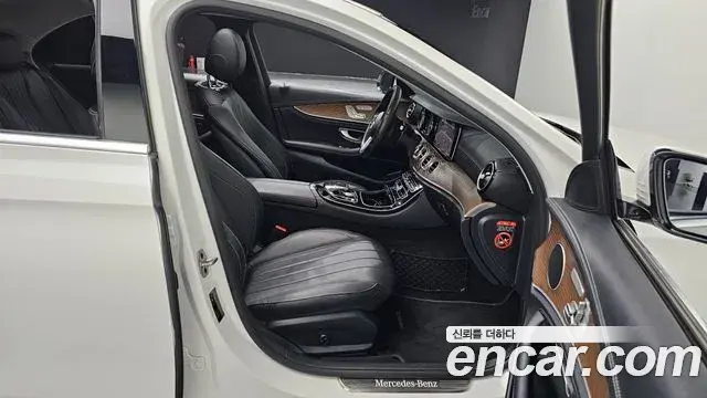 Mercedes-Benz E-Class 2019 — Photo 27/30