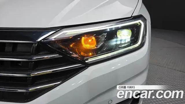 Volkswagen Jetta 2021 — ფოტო 10/31