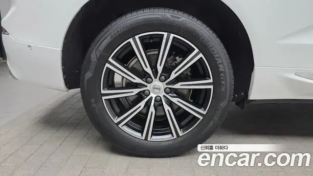 Volvo XC60 2020 — Photo 12/20