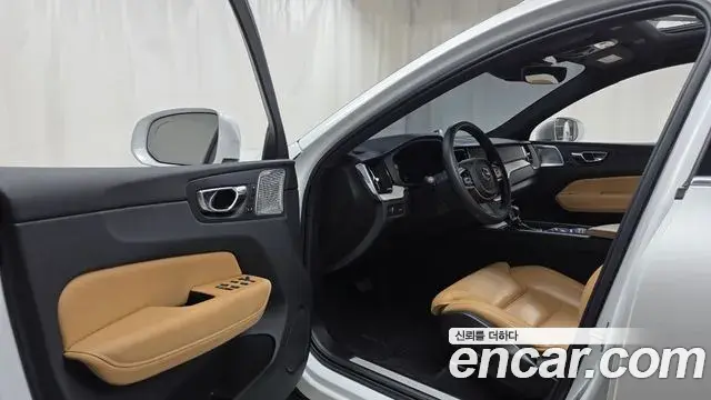 Volvo XC60 2020 — Photo 4/20