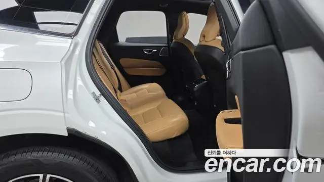 Volvo XC60 2020 — Photo 9/20
